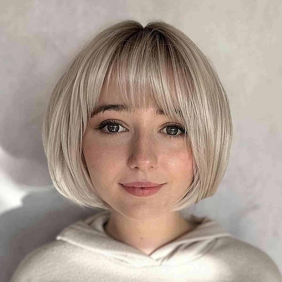 Kurze blonde französische Bob mit Fringe für Mädchen in den 20ern mit Stil