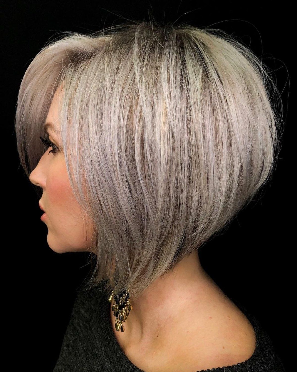 Kurze schmutzige blonde Bob