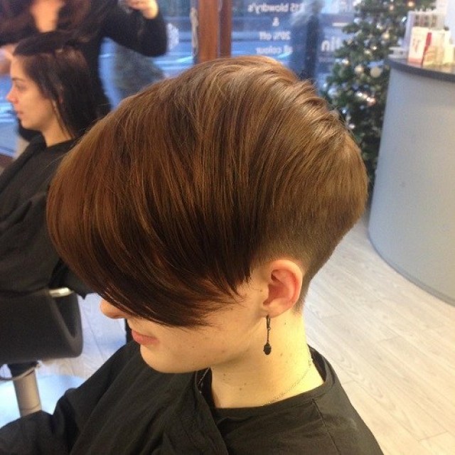 Kurze Frisur mit Pony