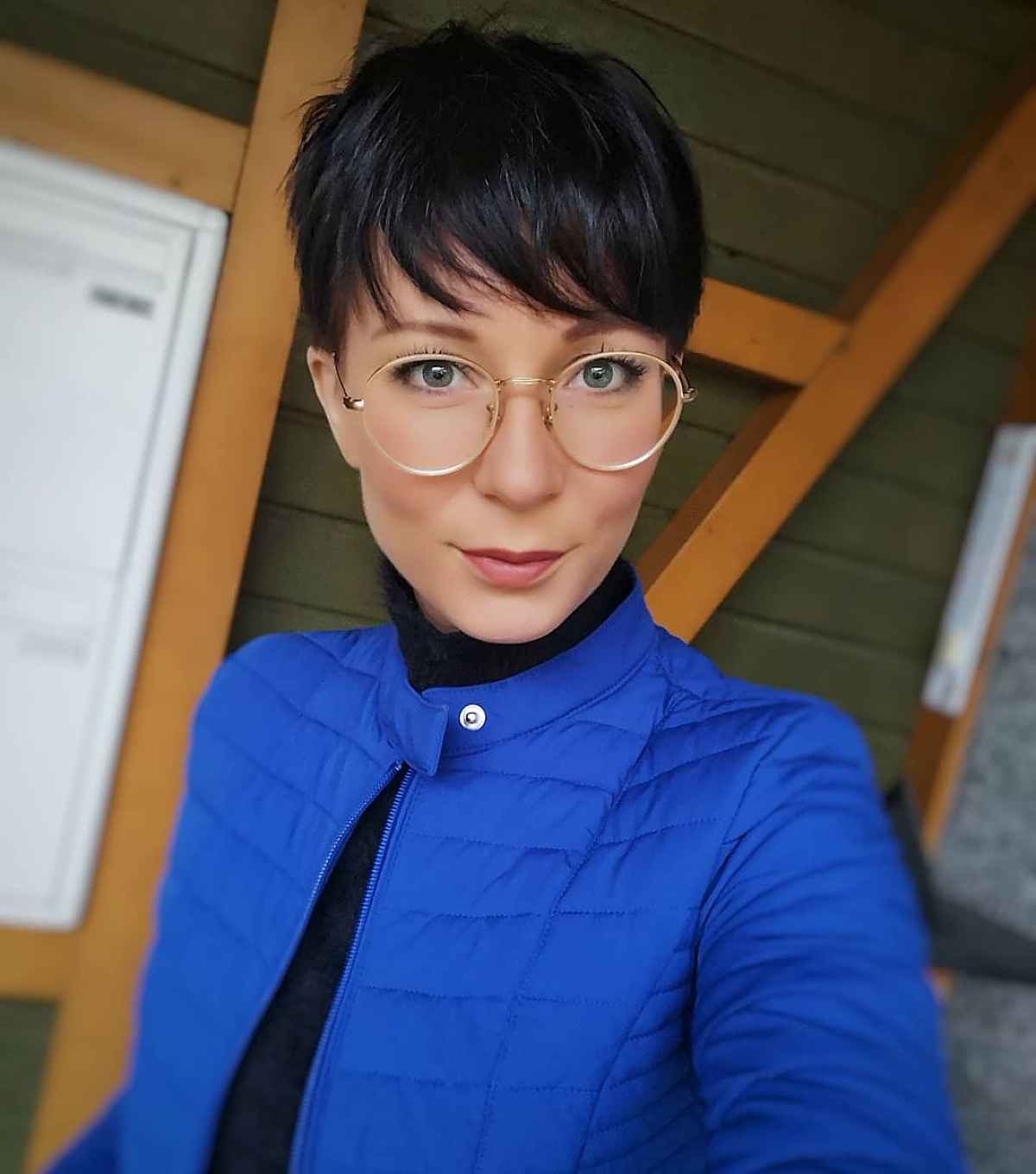 Kurze Pixie für Frauen mit Brille