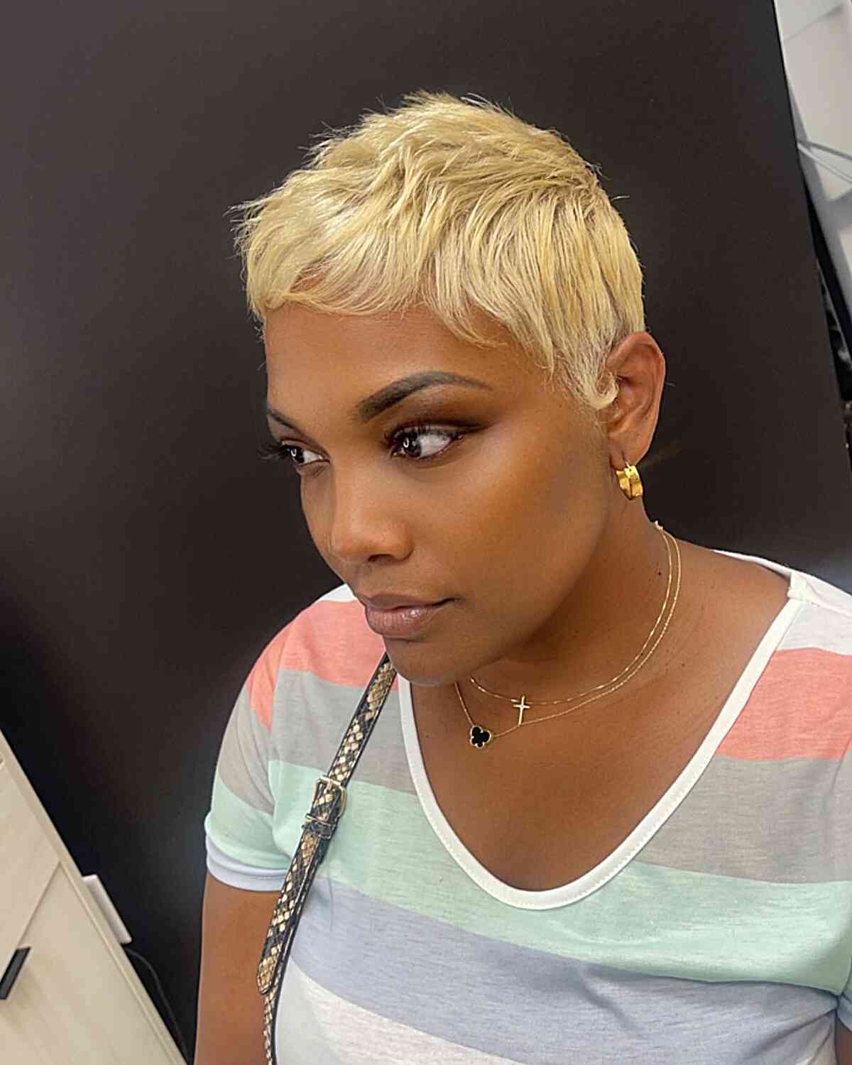 Kurzer Rasierer geschnittener blonde Pixie -Stil für schwarze Damen