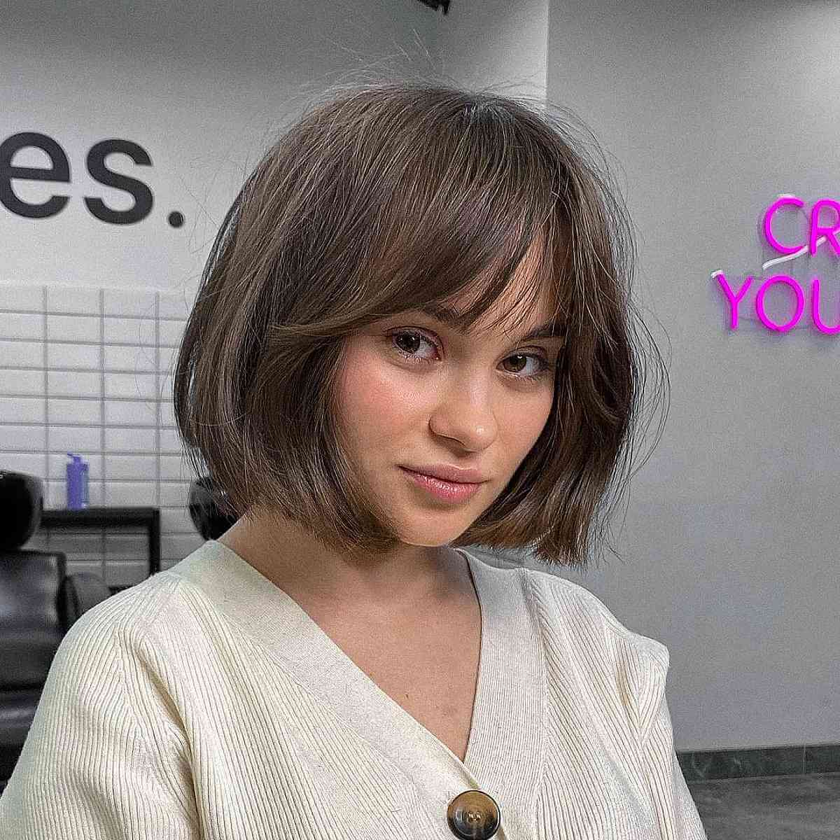 Kurzer, weicher, stumpfer Bob mit feinem Pony