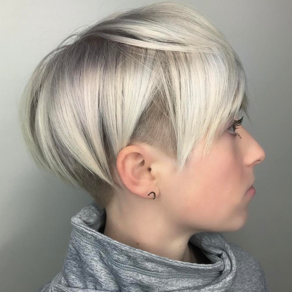Kurzer unterstriche Platinpixie Bob
