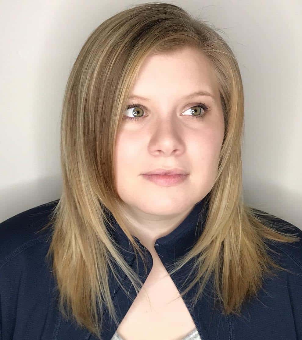 Nebenbereitete Haare mit Schichten für runde Gesichter