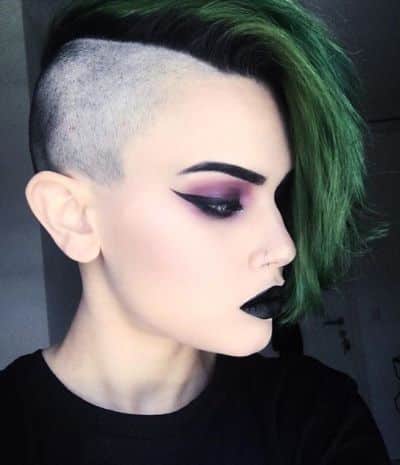 Seitlich rasierter, grün gestufter Haarschnitt