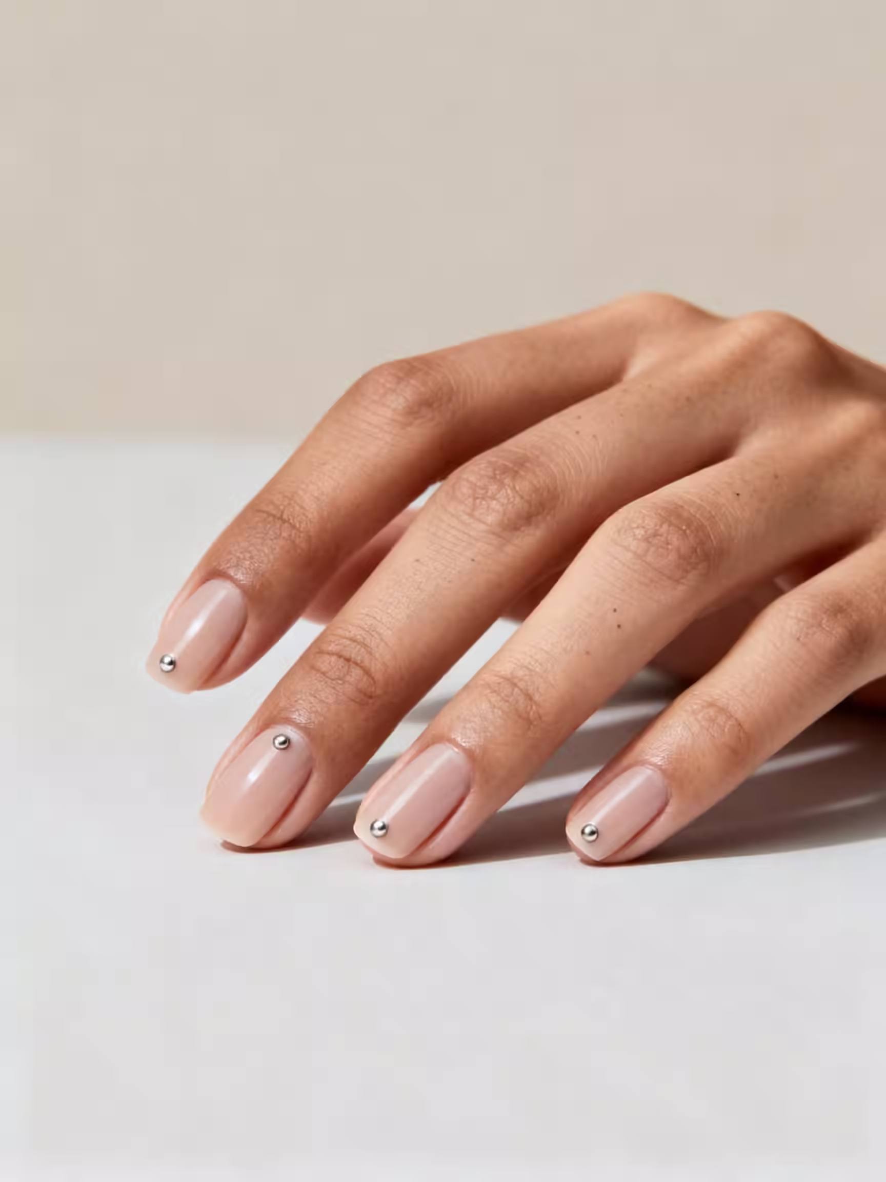 einzelne winzige metallische Nietennägel