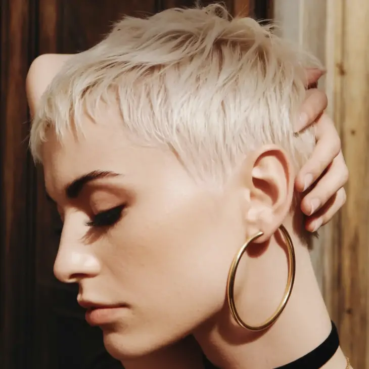 Sanfter blonder Buzz Cut mit Undercut