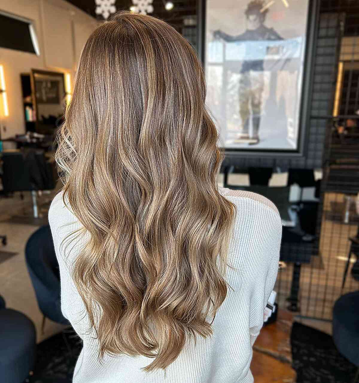 Weiche Spülwasserblonde Highlights auf langlangen braunen Haaren