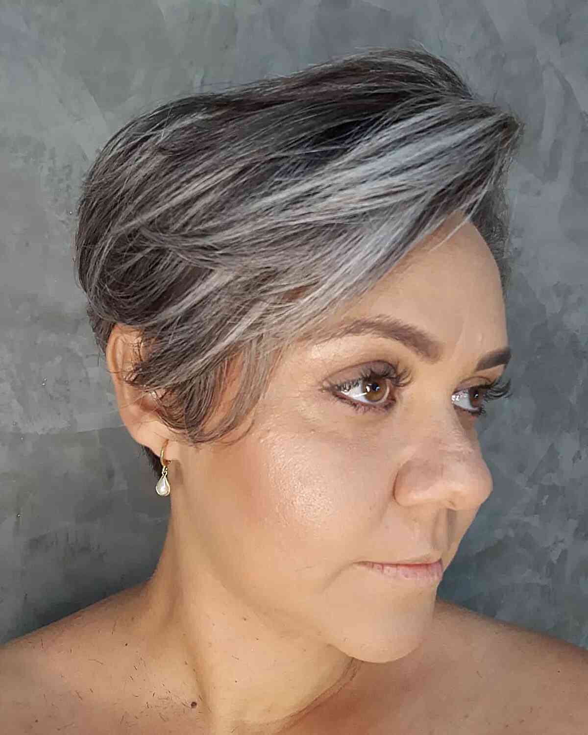37 süßeste Möglichkeiten, einen Pixie -Schnitt mit Highlights für eine dimensionale Ernte zu erhalten Weiche Pixie mit natürlichen Farbhighlights für Damen mit alternden Haaren