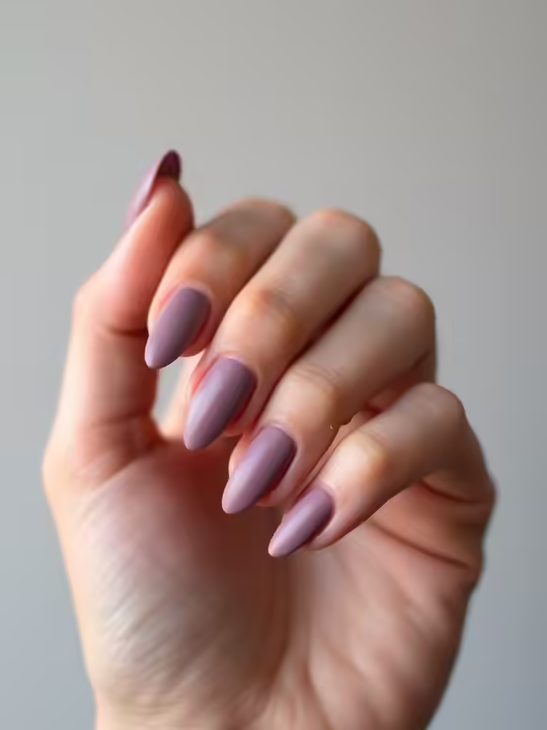 Weiche, matte, malvenfarbene Maniküre
