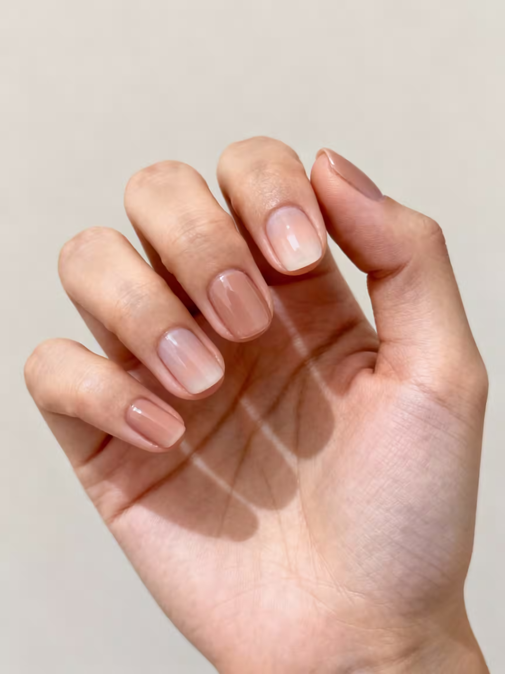 Weiche, neutrale Ombre-Nägel