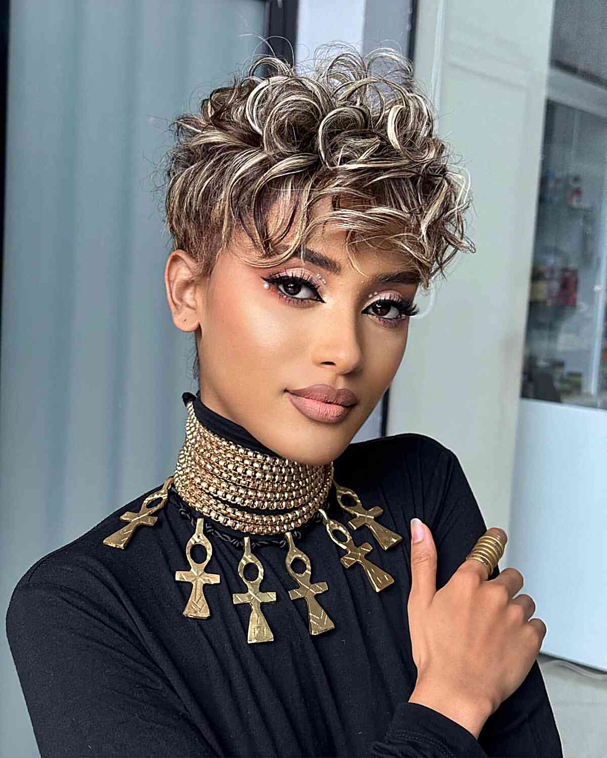 37 süßeste Möglichkeiten, einen Pixie -Schnitt mit Highlights für eine dimensionale Ernte zu erhalten Stilvolle lockere lockige Pixie -Haare mit Highlights