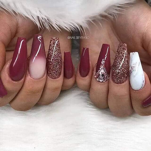 Stilvolle Winterwunderland Burgund Nails