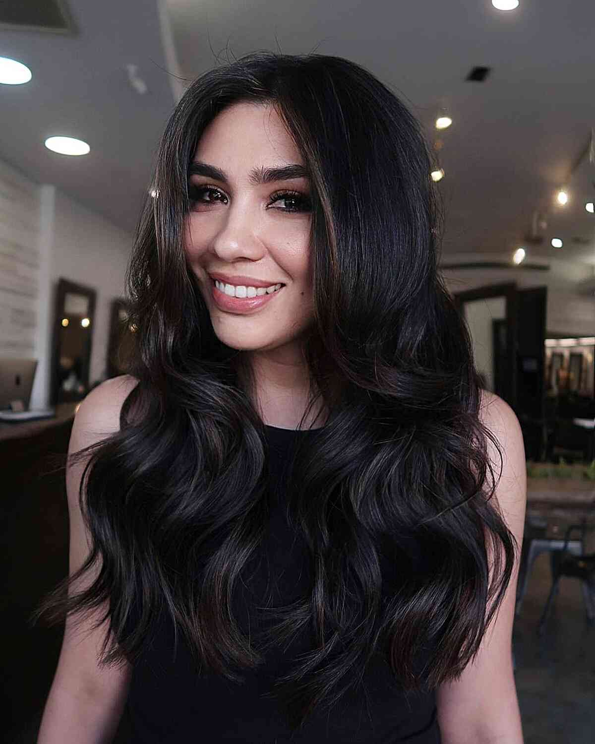 Subtile dunkle dunkle brünette Haare