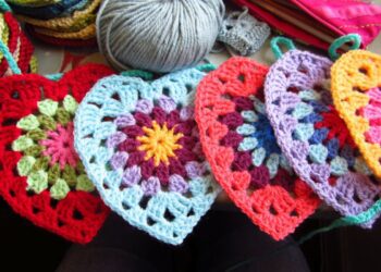 Liebe und Textur mit Sunburst Oma Hearts