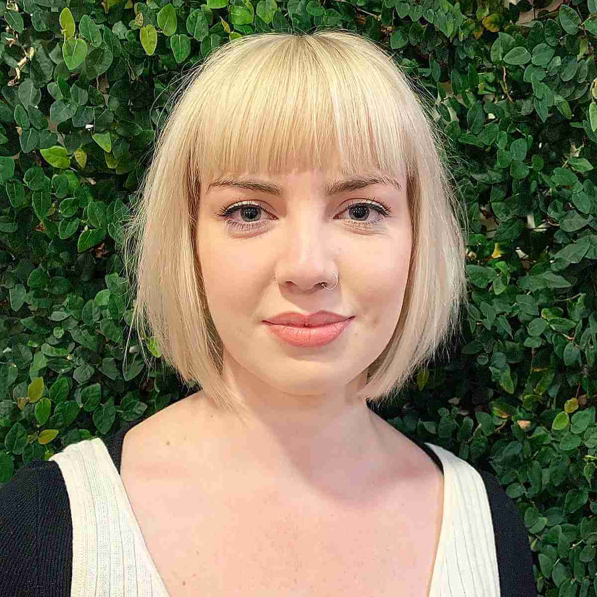 Strukturierter cremiger blonde Bob mit Fransen