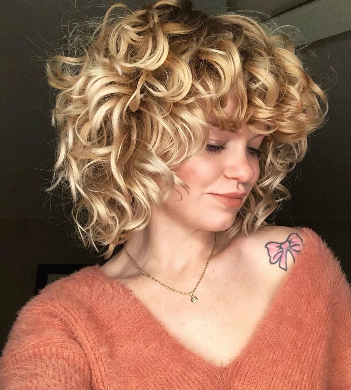 Der lockige blonde Bob mit Pony