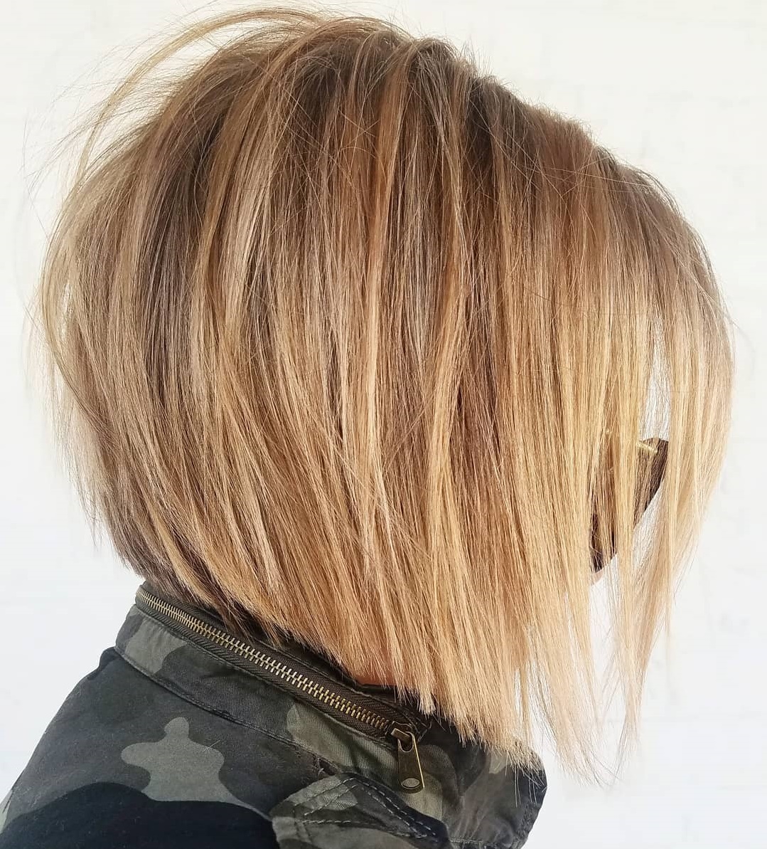 Zermürbte abgewinkelte Karamellblonde Bob