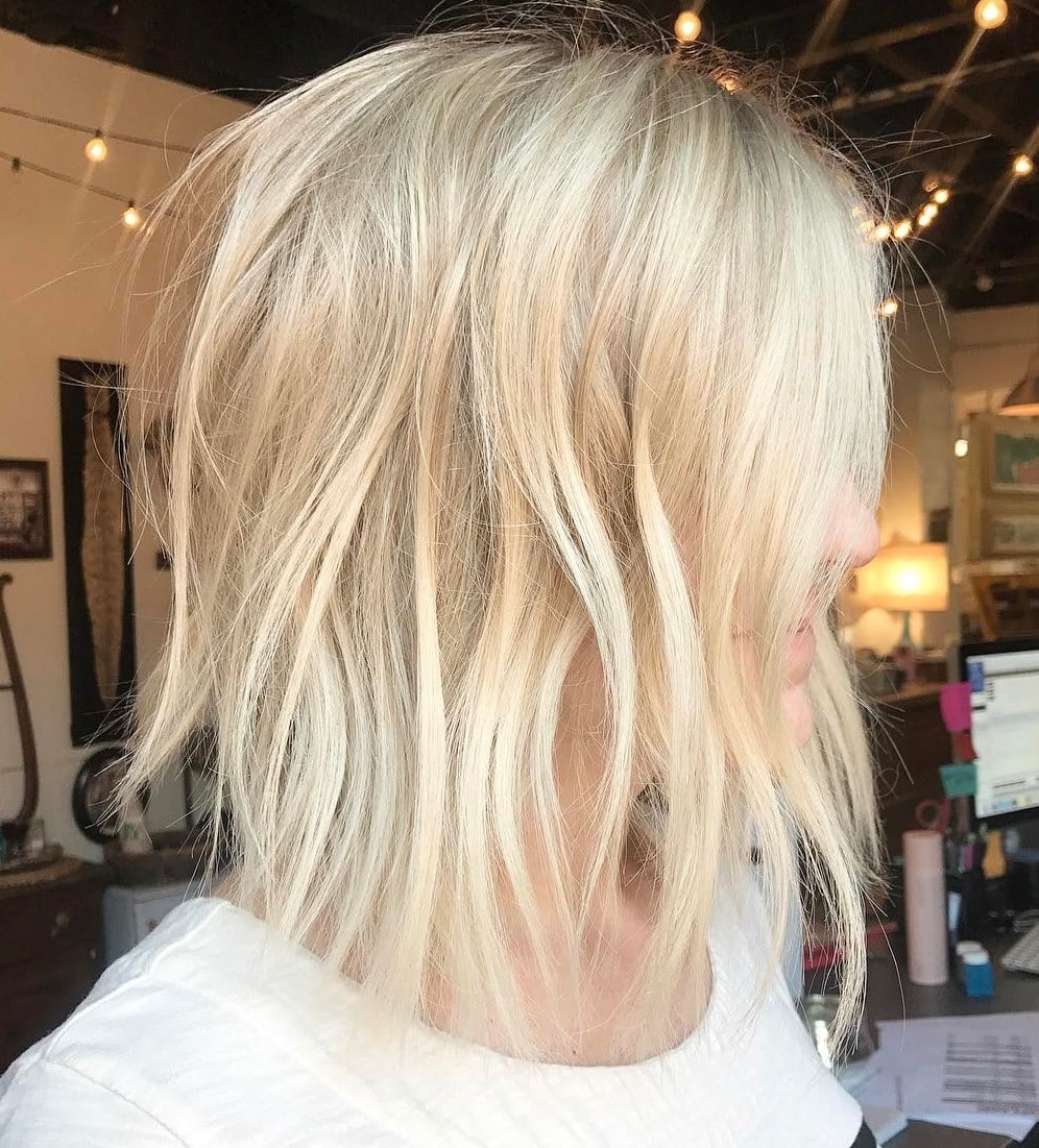 Zerzaustes, abgehacktes Bob mit Wellen