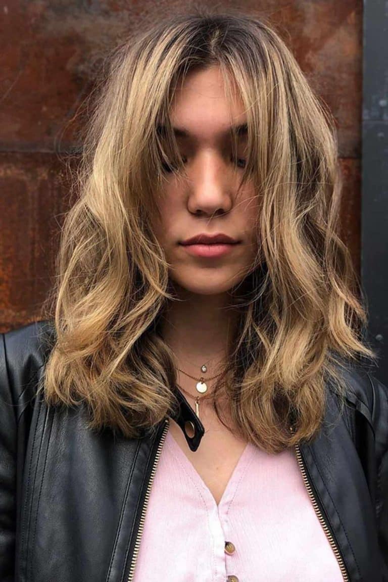 Trendy-medium-länge-haarstyles für dick-haartexturierte Layers-Brunette-Roots-768X1152