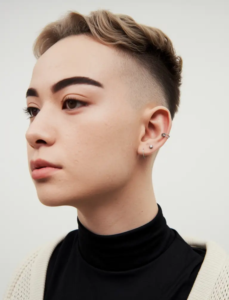 Ultrakurzer Buzz Cut mit kräftigem Undercut