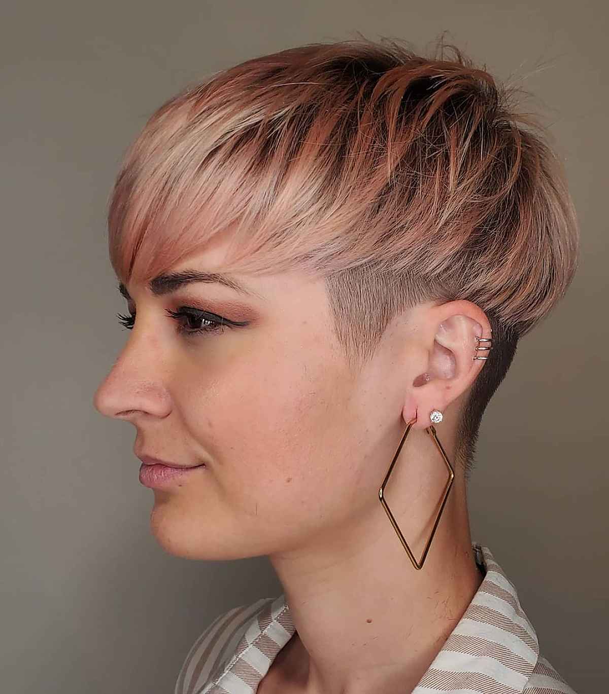 31 atemberaubende Unterschnitte -Pixie -Schnitte und Styling -Tipps für einen mutigen Look Pixie -Frisur unterkürzen mit niedlichen Pony