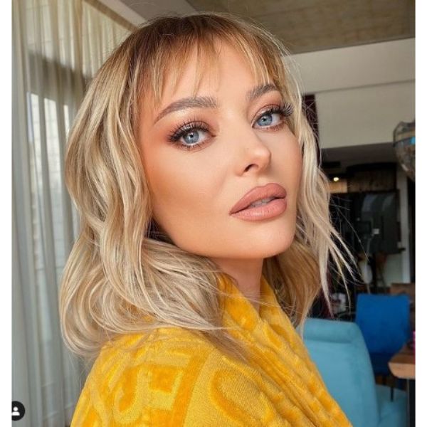 Ununterbrochene Wellen für den blonden Haarschnitt mit gehackten Strängen