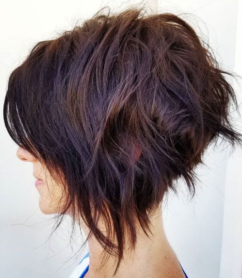 Ungleichmäßiger, zerzauster burgund Brown Bob