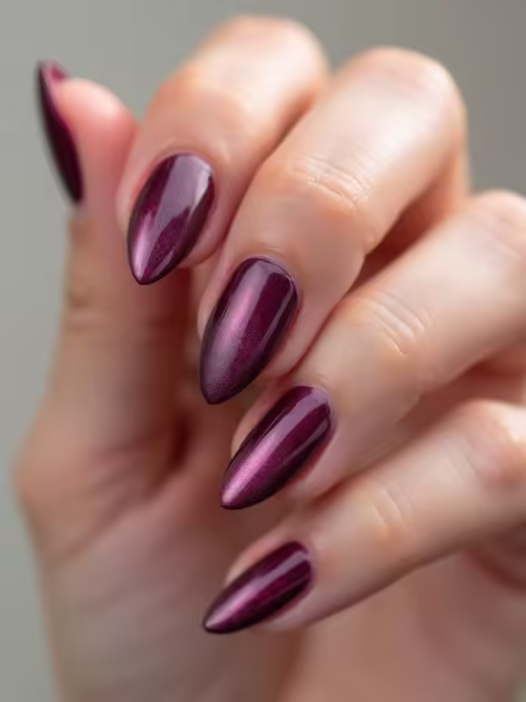 Samtiges, juwelenfarbenes, magnetisches Katzenauge