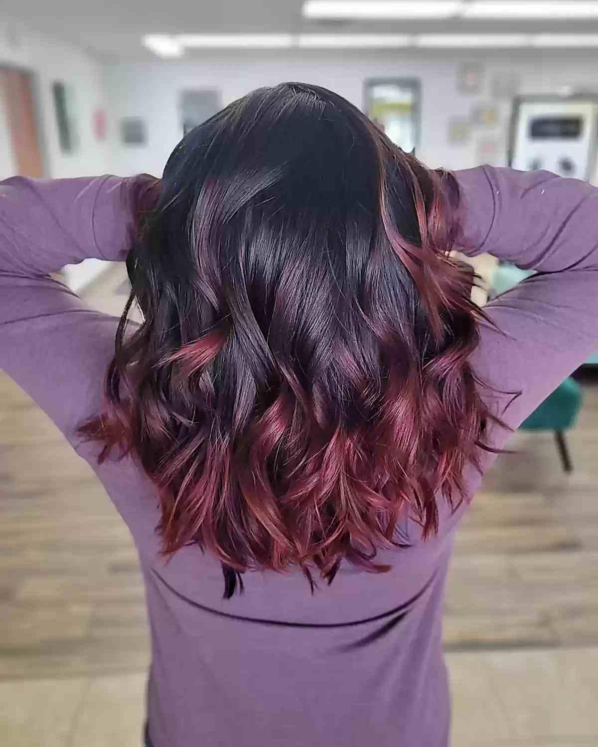 Lebendige burgunderale Balayage -Haare für mittlere schwarze Haare