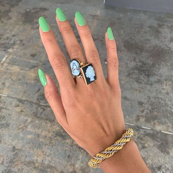 15 heißeste Sommernagelfarben im Jahr 2023, um es zu probieren Lebendige Minze