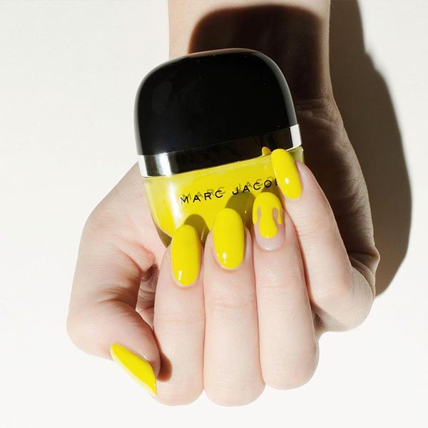 15 heißeste Sommernagelfarben im Jahr 2023, um es zu probieren Lebendig gelb