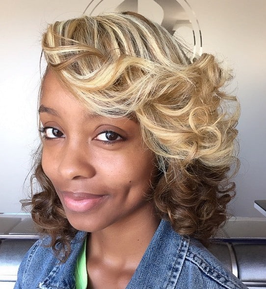 Voluminöse mittlere Frisur mit Locken