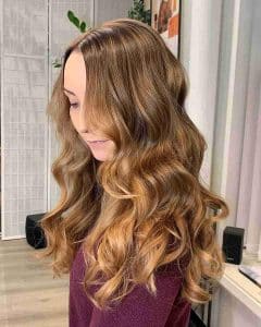 Warme Karamellblonde Balayage Wellen mit Höhepunkten auf langlangen dunkelbraunen Haaren