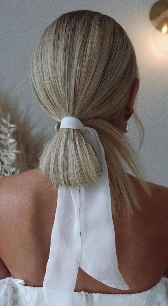 Klassische Hochsteckfrisur, elegante Hochsteckfrisur für moderne Braut, minimalistische Hochzeits Hochsteckfrisur