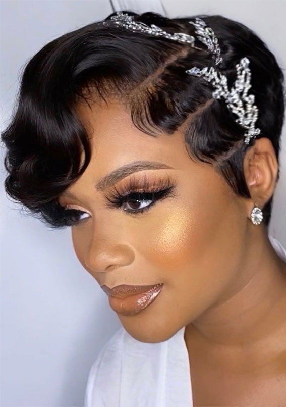 Pixie -Haarschnitt mit Accessoires, Brautkurzfrisuren, Kurzhaare mit Braut, Hochzeitsfrisuren kurzes Haar, kurze Haaraufgüsse, kurze Haaraufgüsse, kurze Haare Hochzeitsfrisuren, einfache Frisuren für kurze Haare