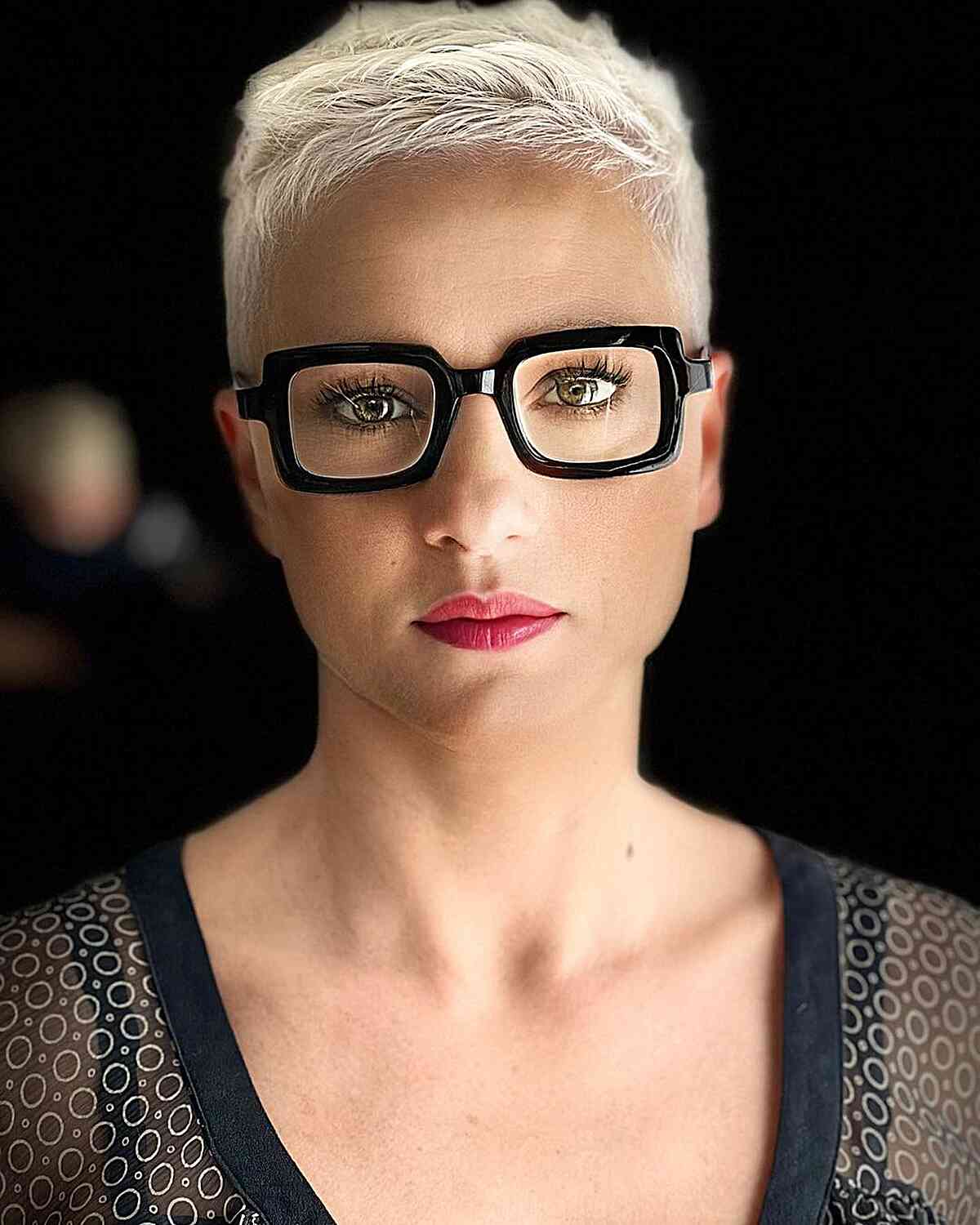 Weiße blonde Pixie für Damen mit Brille