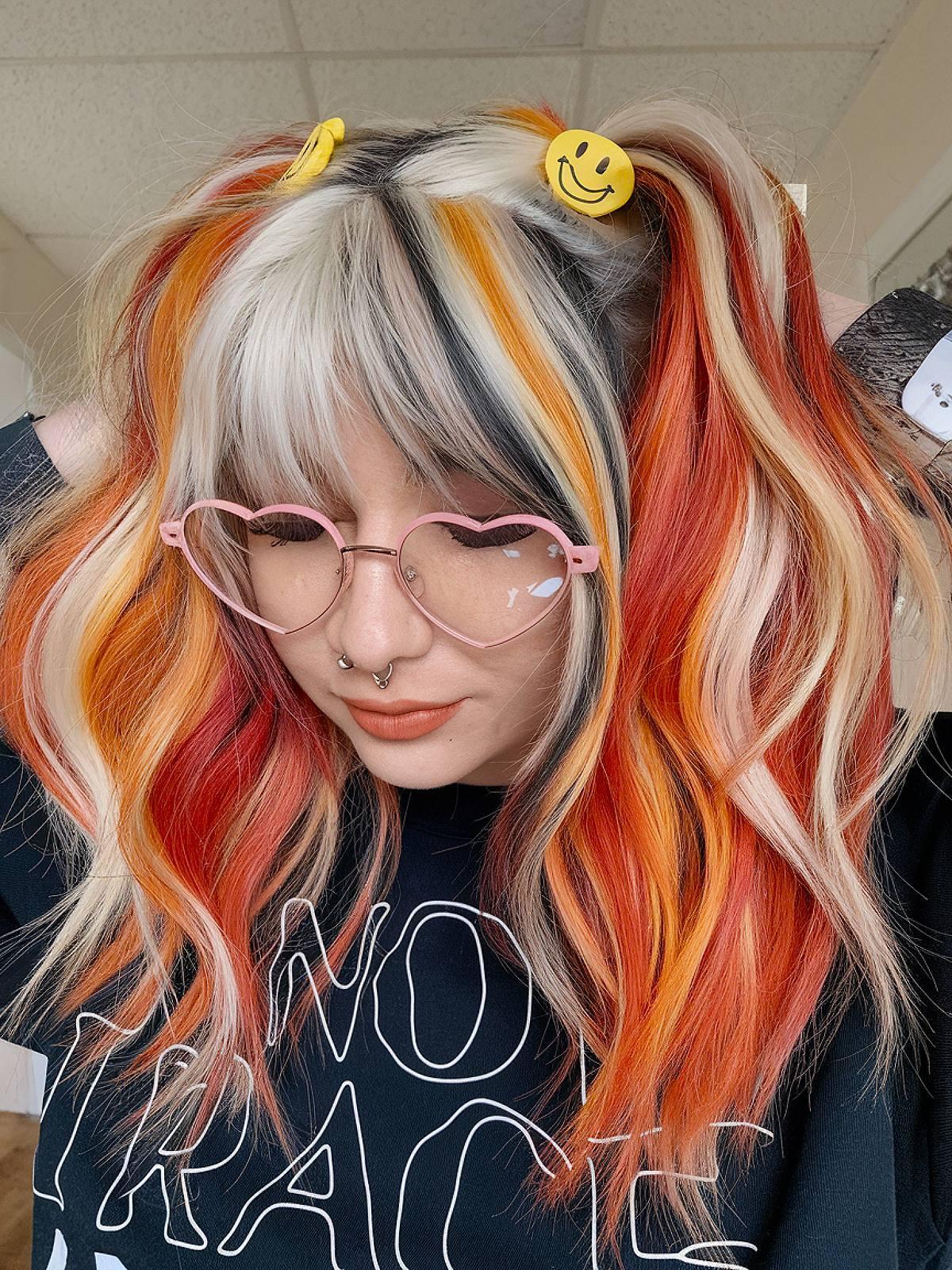 Y2K Calico Haarfarbe mit orange Blonde und schwarzen Streifen