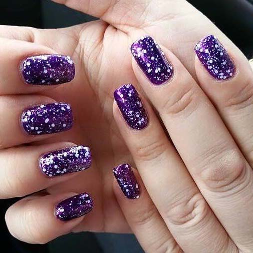 20 Nageldesign -Ideen perfekt für jede Jahreszeit perfekt Lila und weiße Splat -Design für Winternagelideen